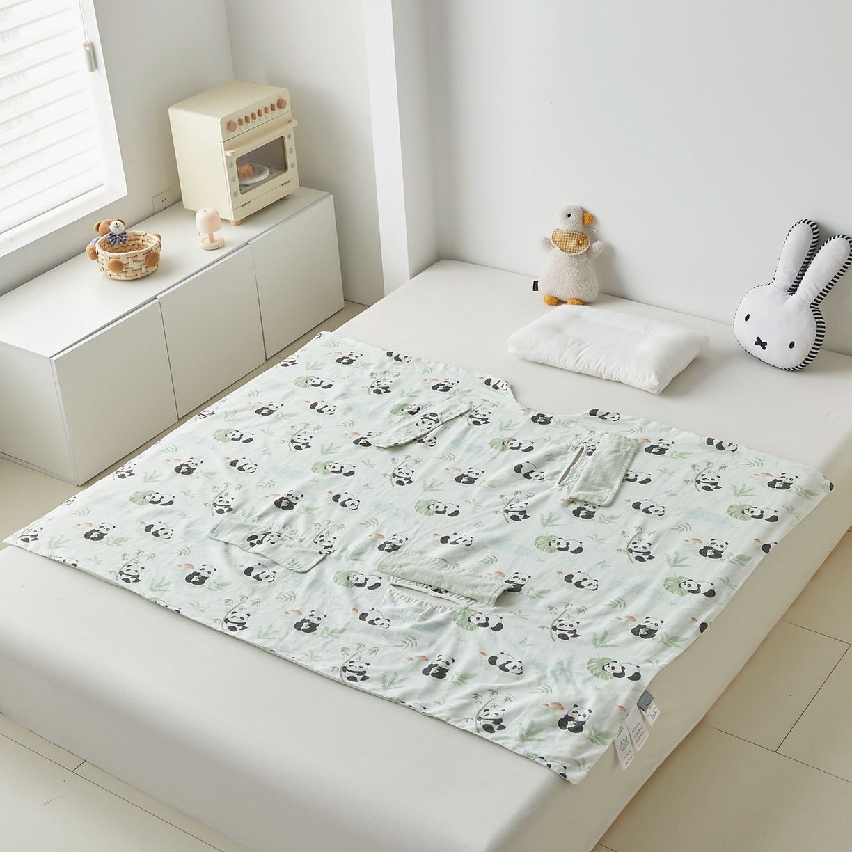 91家纺网 家纺一手货源 找家纺 荷马之梦 2026新款全棉纱布印花小版盖毯山茶蚕丝儿童拥抱防踢夏被-拥抱森林 萌趣熊猫