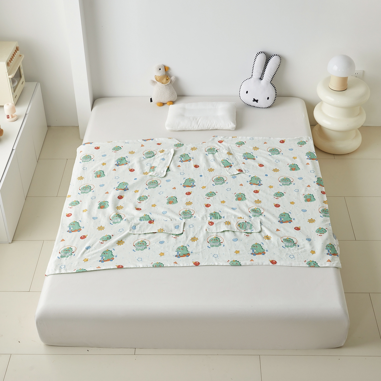 91家纺网 家纺一手货源 找家纺 荷马之梦 2026新款全棉纱布印花小版盖毯山茶蚕丝儿童拥抱防踢夏被-拥抱森林 运动恐龙