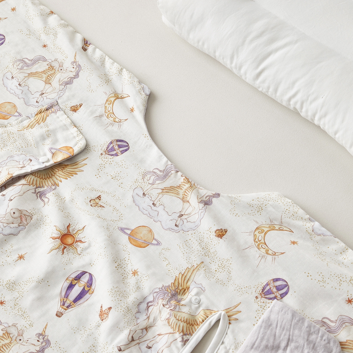 91家纺网 家纺一手货源 找家纺 荷马之梦 2026新款全棉纱布印花小版盖毯山茶蚕丝儿童拥抱防踢夏被-拥抱森林 天马逐风