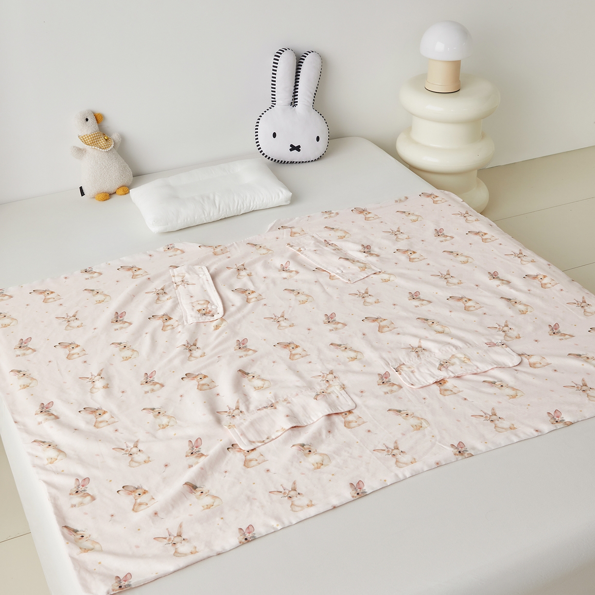 91家纺网 家纺一手货源 找家纺 荷马之梦 2026新款全棉纱布印花小版盖毯山茶蚕丝儿童拥抱防踢夏被-拥抱森林 天使小兔