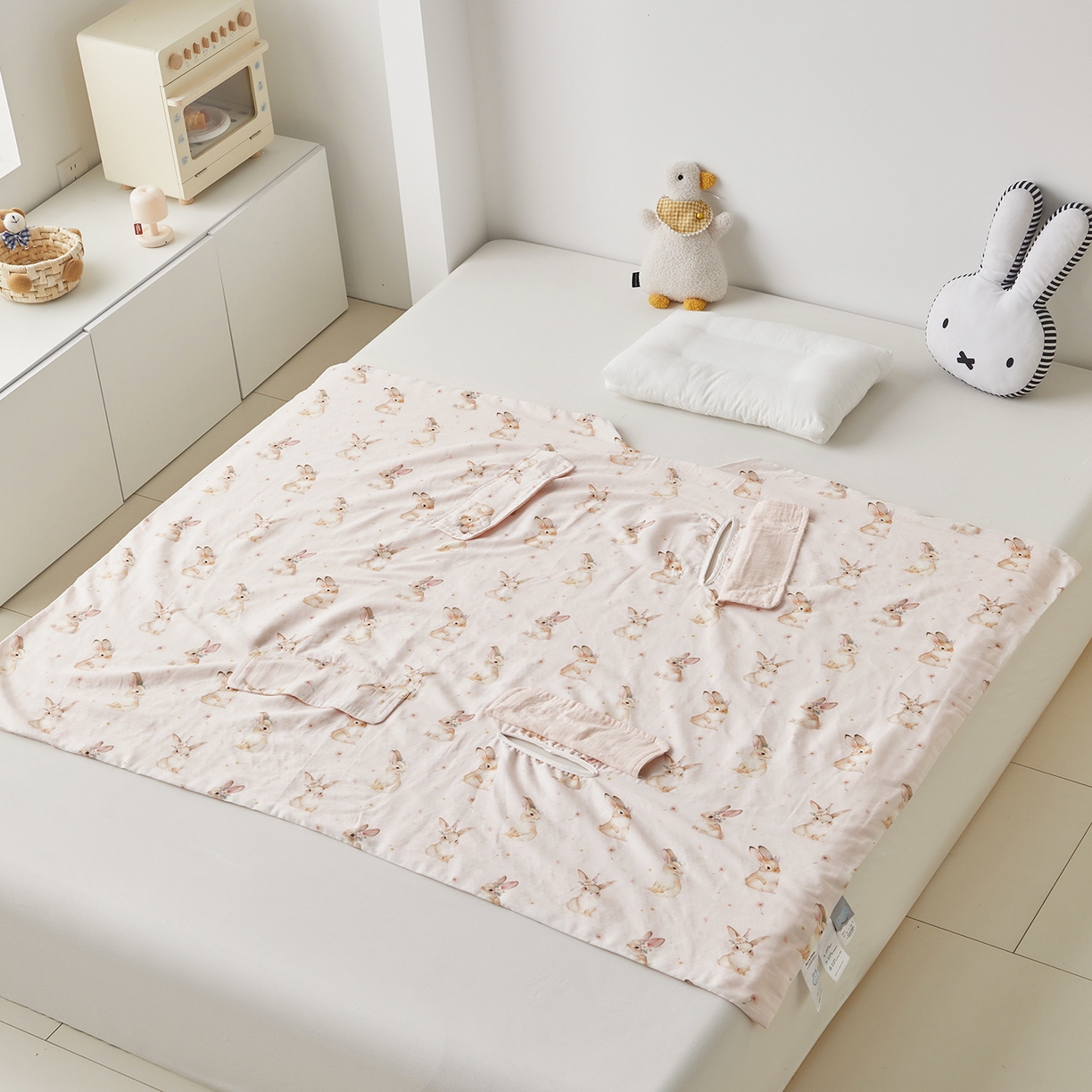 91家纺网 家纺一手货源 找家纺 荷马之梦 2026新款全棉纱布印花小版盖毯山茶蚕丝儿童拥抱防踢夏被-拥抱森林 天使小兔