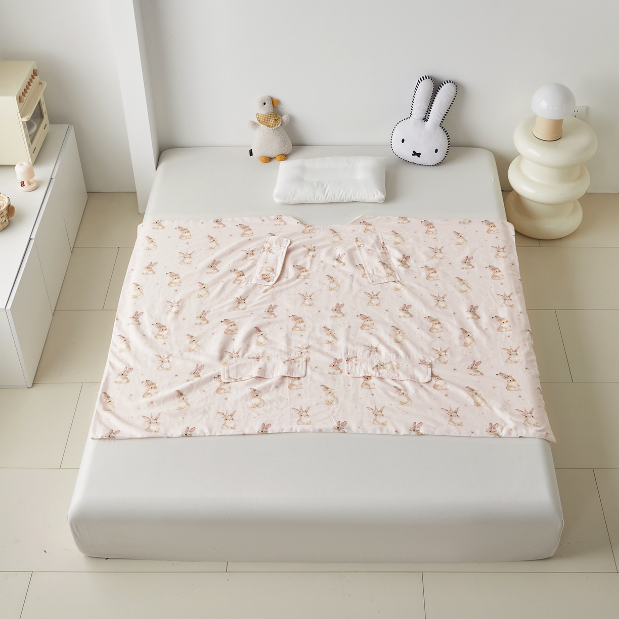 91家纺网 家纺一手货源 找家纺 荷马之梦 2026新款全棉纱布印花小版盖毯山茶蚕丝儿童拥抱防踢夏被-拥抱森林 天使小兔