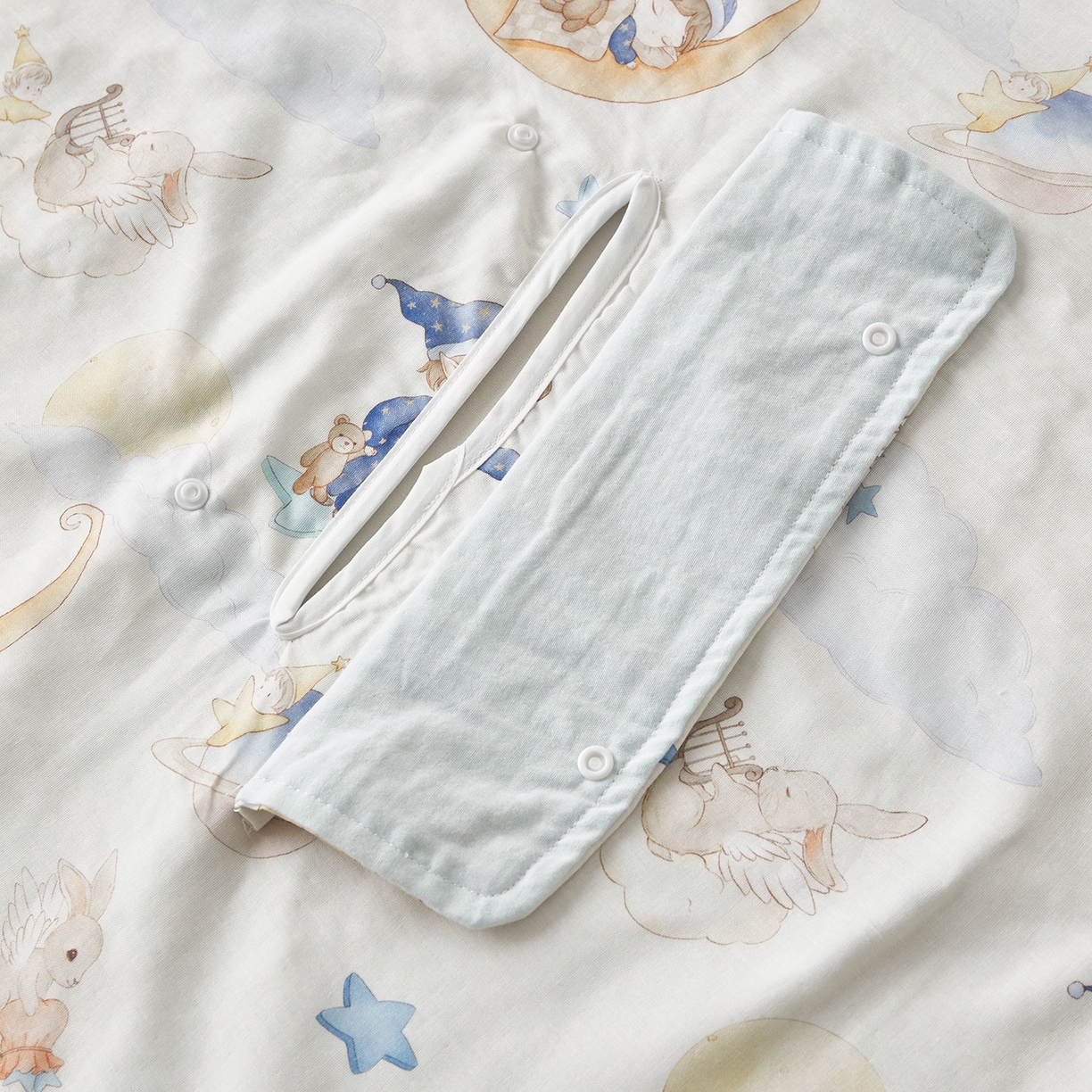 91家纺网 家纺一手货源 找家纺 荷马之梦 2026新款全棉纱布印花小版盖毯山茶蚕丝儿童拥抱防踢夏被-拥抱森林 星空游记