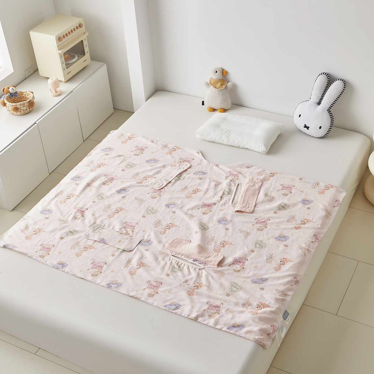 91家纺网 家纺一手货源 找家纺 荷马之梦 2026新款全棉纱布印花小版盖毯山茶蚕丝儿童拥抱防踢夏被-拥抱森林 甜屿绮梦