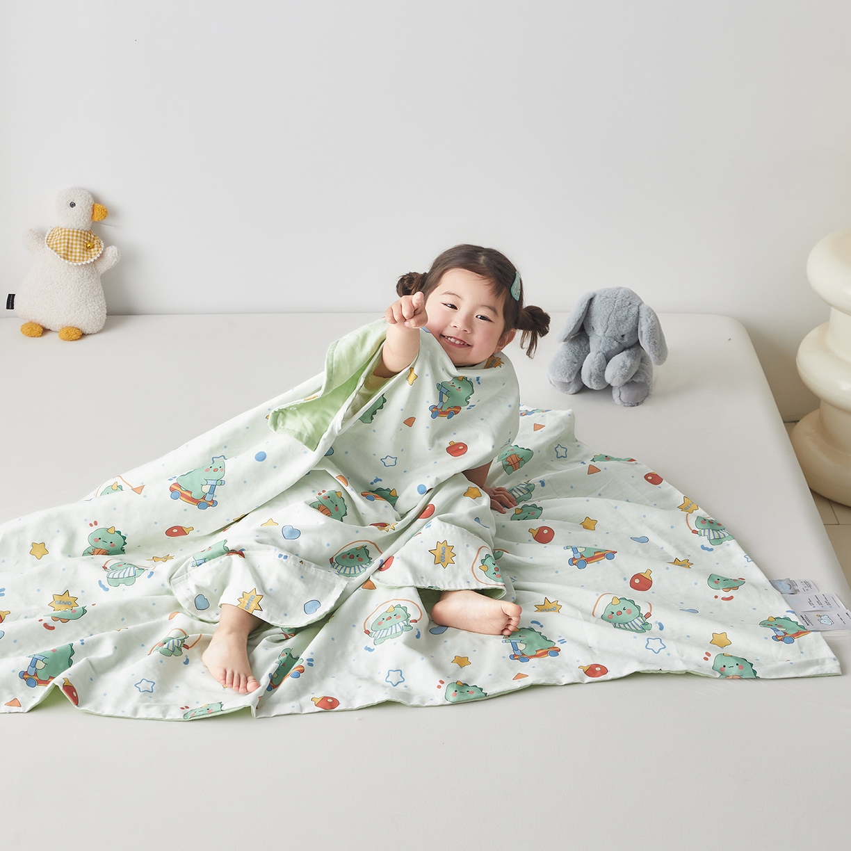 91家纺网 家纺一手货源 找家纺 荷马之梦 2026新款全棉纱布印花小版盖毯山茶蚕丝儿童拥抱防踢夏被-拥抱森林 运动恐龙