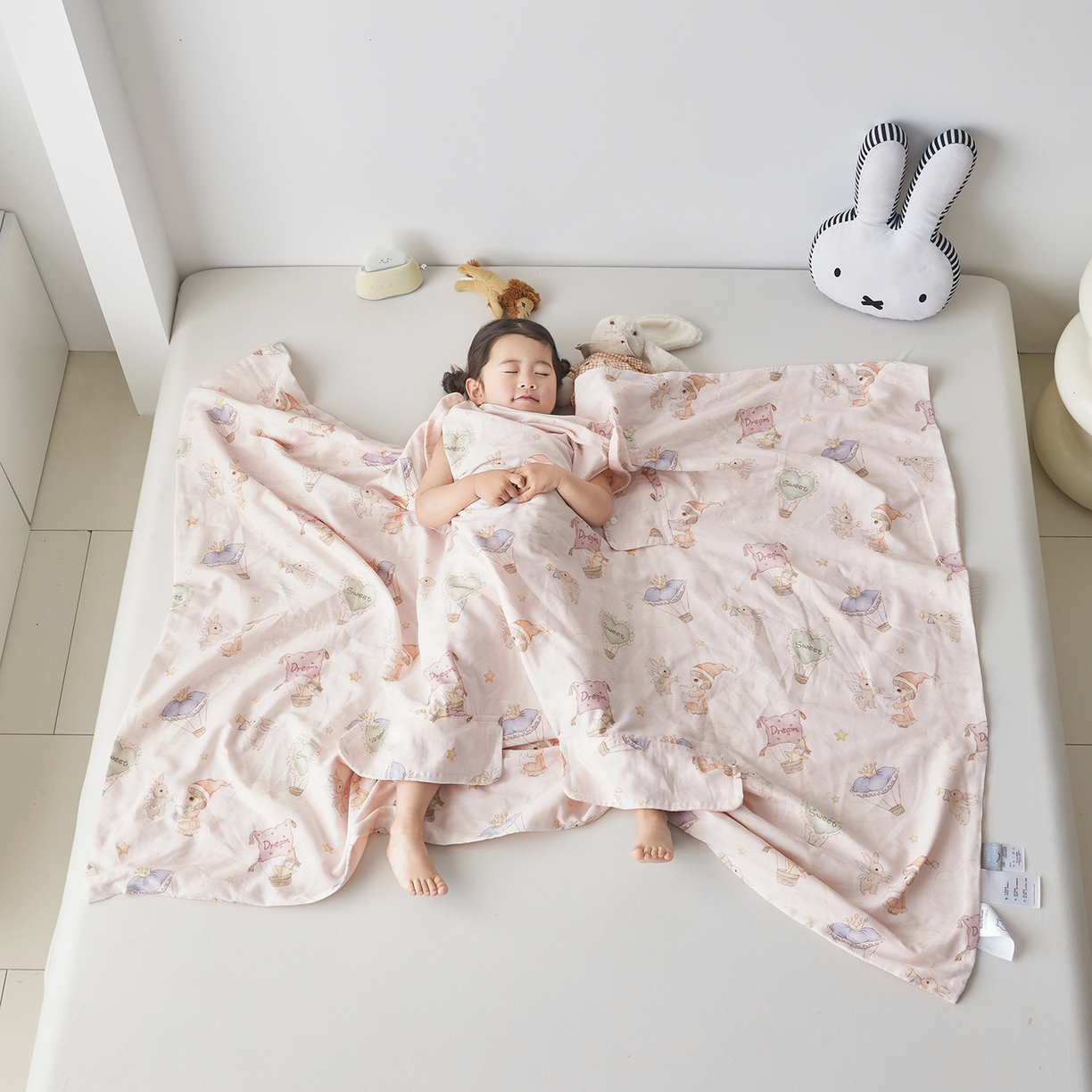 91家纺网 家纺一手货源 找家纺 荷马之梦 2026新款全棉纱布印花小版盖毯山茶蚕丝儿童拥抱防踢夏被-拥抱森林 甜屿绮梦