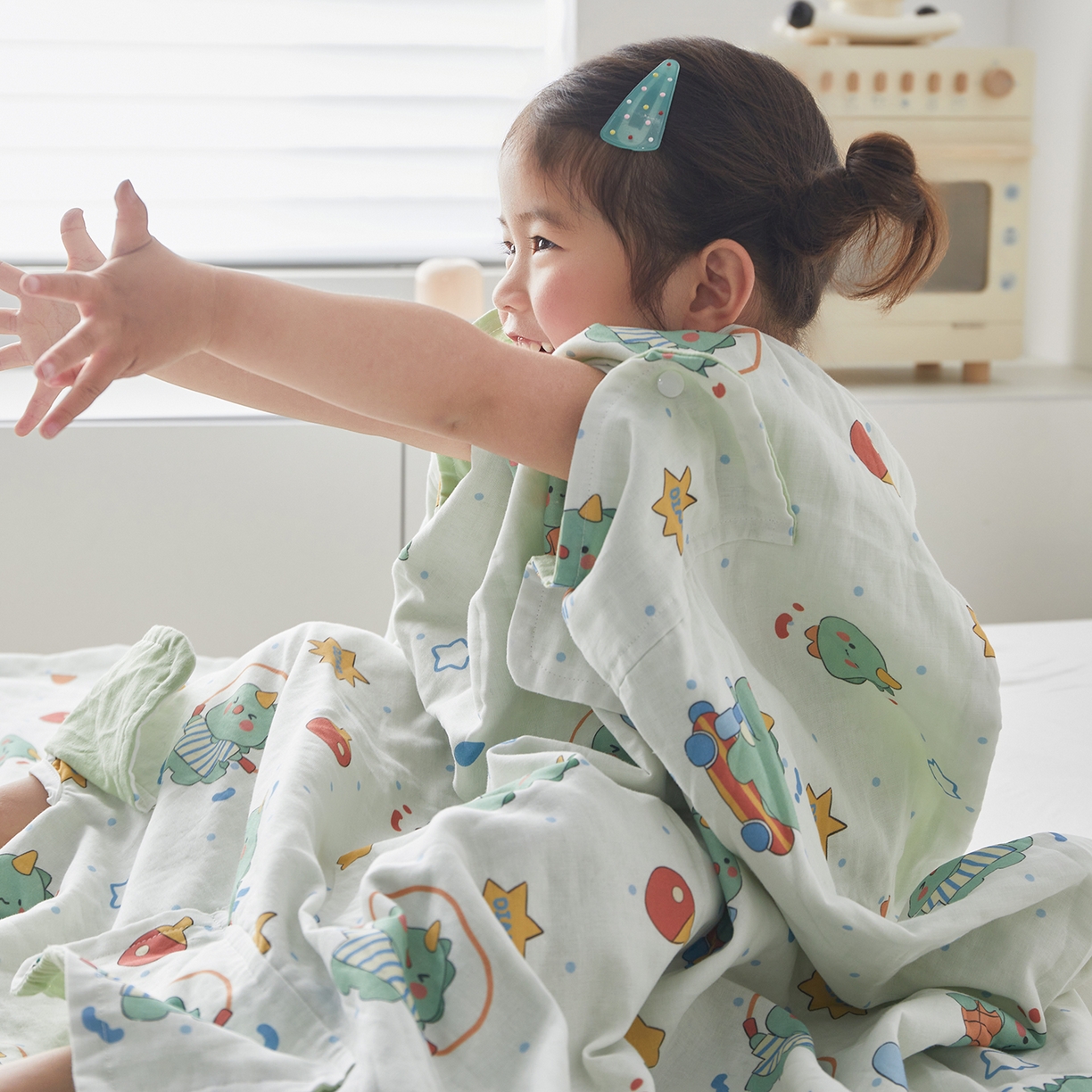 91家纺网 家纺一手货源 找家纺 荷马之梦 2026新款全棉纱布印花小版盖毯山茶蚕丝儿童拥抱防踢夏被-拥抱森林 运动恐龙