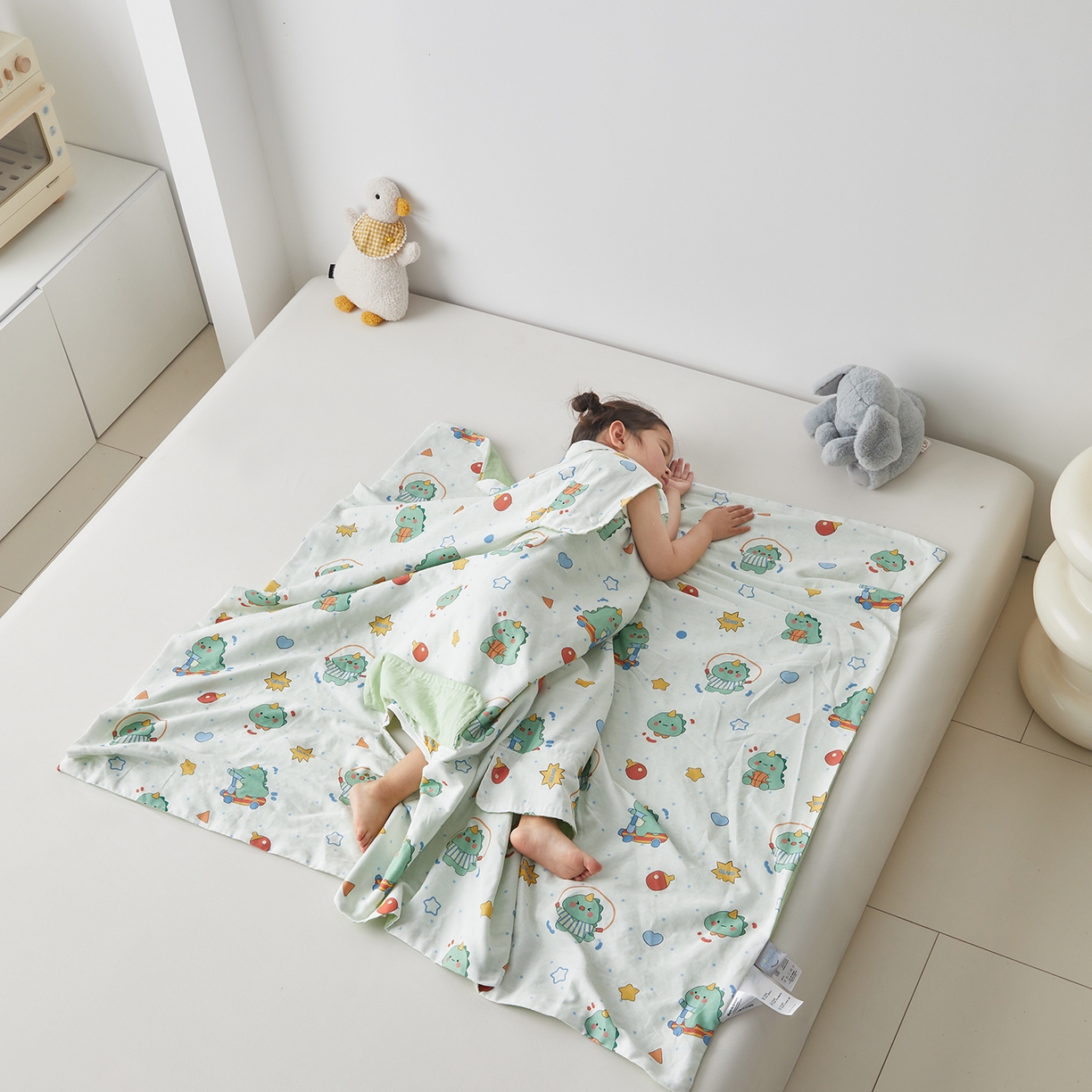 91家纺网 家纺一手货源 找家纺 荷马之梦 2026新款全棉纱布印花小版盖毯山茶蚕丝儿童拥抱防踢夏被-拥抱森林 运动恐龙