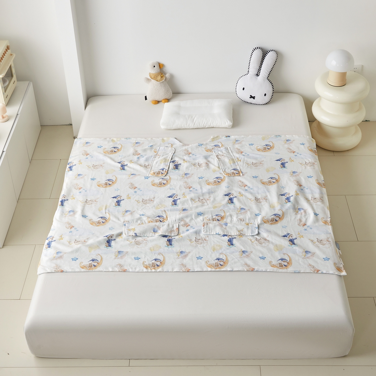 91家纺网 家纺一手货源 找家纺 荷马之梦 2026新款全棉纱布印花小版盖毯山茶蚕丝儿童拥抱防踢夏被-拥抱森林 星空游记