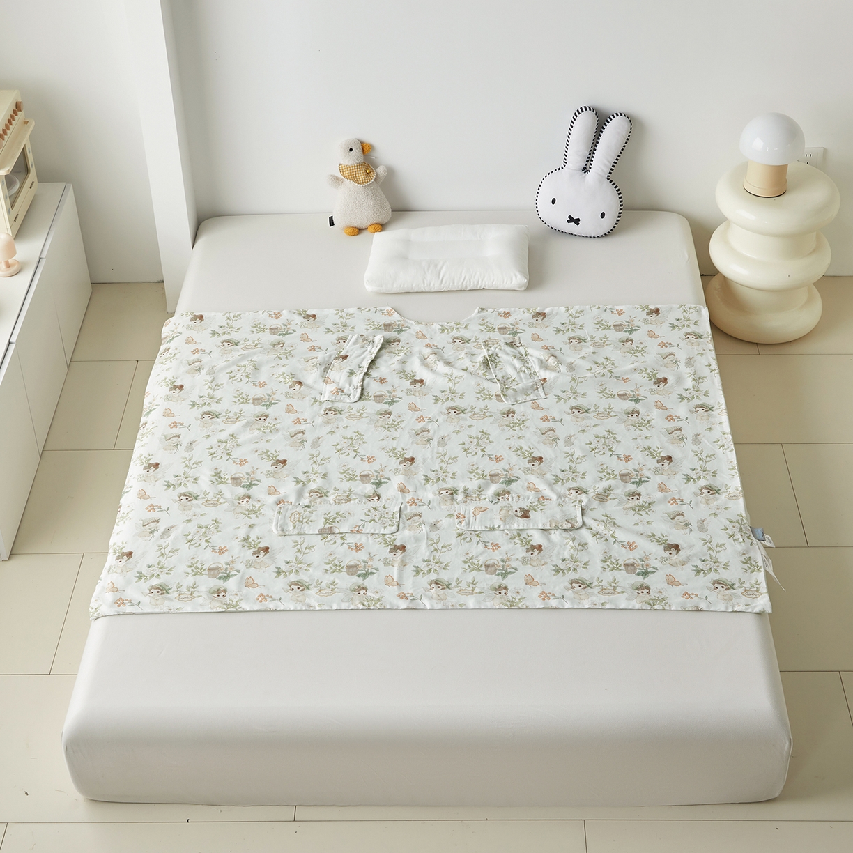 91家纺网 家纺一手货源 找家纺 荷马之梦 2026新款全棉纱布印花小版盖毯山茶蚕丝儿童拥抱防踢夏被-拥抱森林 茶园梦境