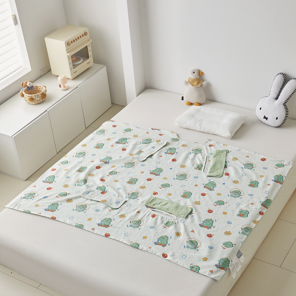 91家纺网 家纺一手货源 找家纺 荷马之梦 2026新款全棉纱布印花小版盖毯山茶蚕丝儿童拥抱防踢夏被-拥抱森林 运动恐龙