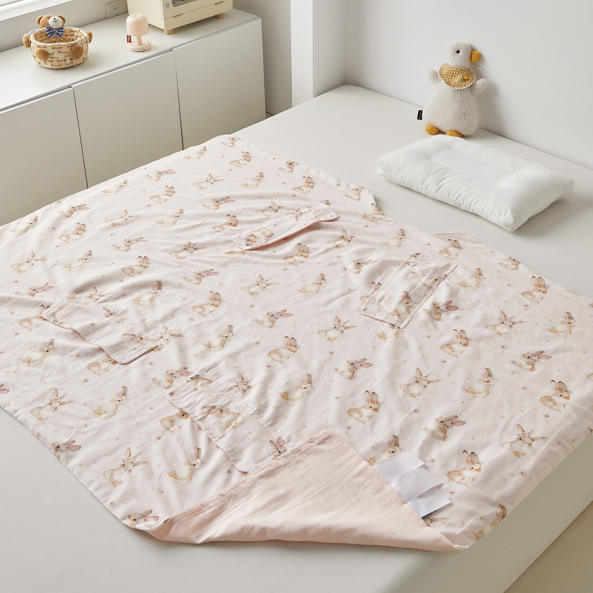 91家纺网 家纺一手货源 找家纺 荷马之梦 2026新款全棉纱布印花小版盖毯山茶蚕丝儿童拥抱防踢夏被-拥抱森林 天使小兔