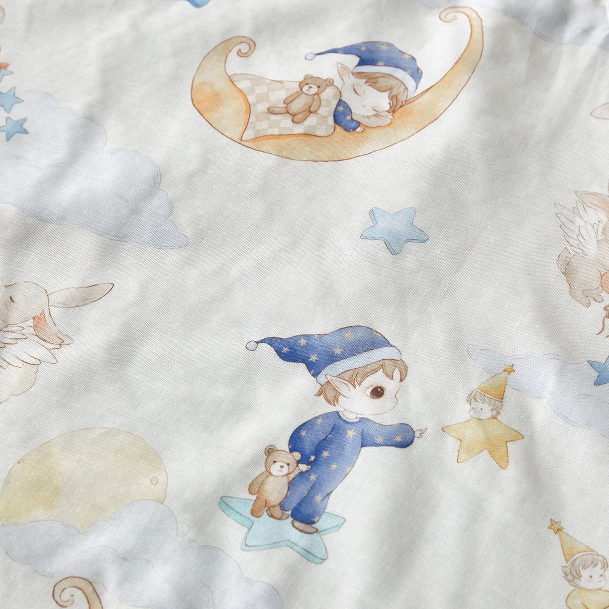 91家纺网 家纺一手货源 找家纺 荷马之梦 2026新款全棉纱布印花小版盖毯山茶蚕丝儿童拥抱防踢夏被-拥抱森林 星空游记