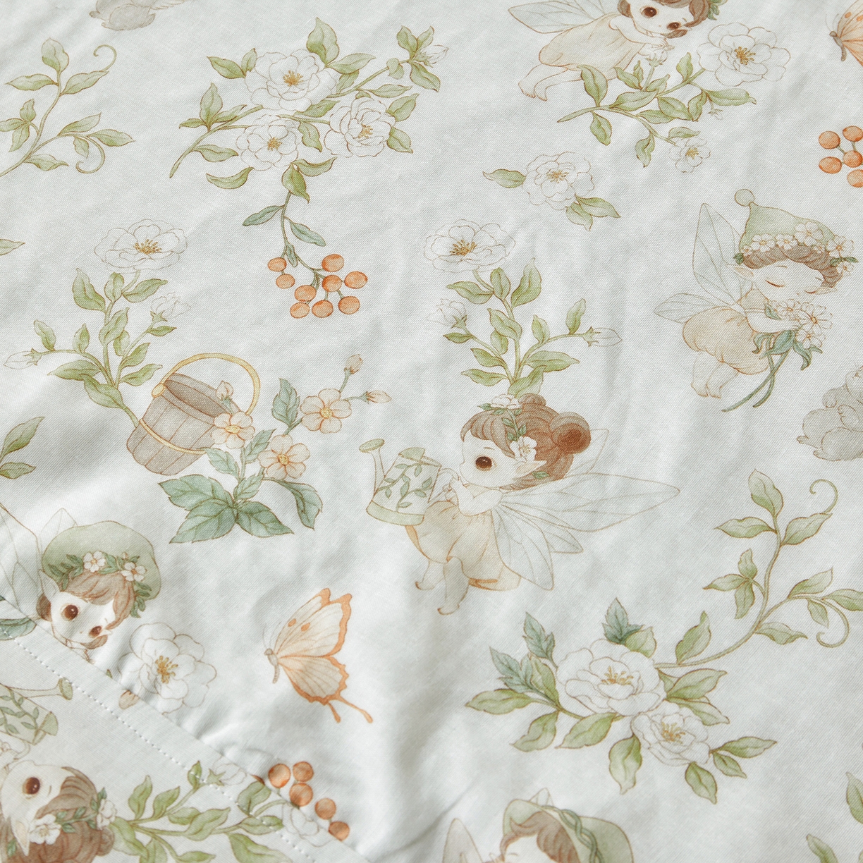 91家纺网 家纺一手货源 找家纺 荷马之梦 2026新款全棉纱布印花小版盖毯山茶蚕丝儿童拥抱防踢夏被-拥抱森林 茶园梦境