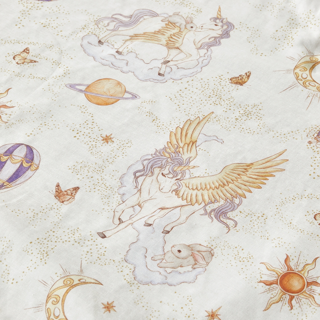 91家纺网 家纺一手货源 找家纺 荷马之梦 2026新款全棉纱布印花小版盖毯山茶蚕丝儿童拥抱防踢夏被-拥抱森林 天马逐风