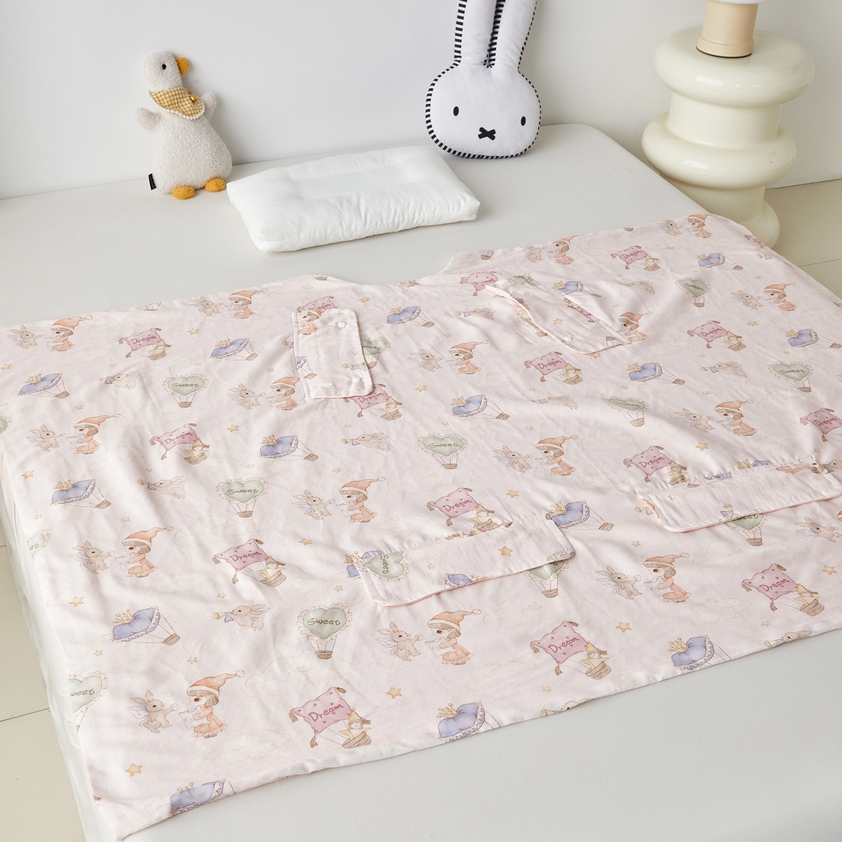 91家纺网 家纺一手货源 找家纺 荷马之梦 2026新款全棉纱布印花小版盖毯山茶蚕丝儿童拥抱防踢夏被-拥抱森林 甜屿绮梦