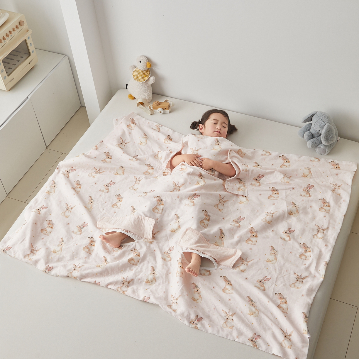91家纺网 家纺一手货源 找家纺 荷马之梦 2026新款全棉纱布印花小版盖毯山茶蚕丝儿童拥抱防踢夏被-拥抱森林 天使小兔