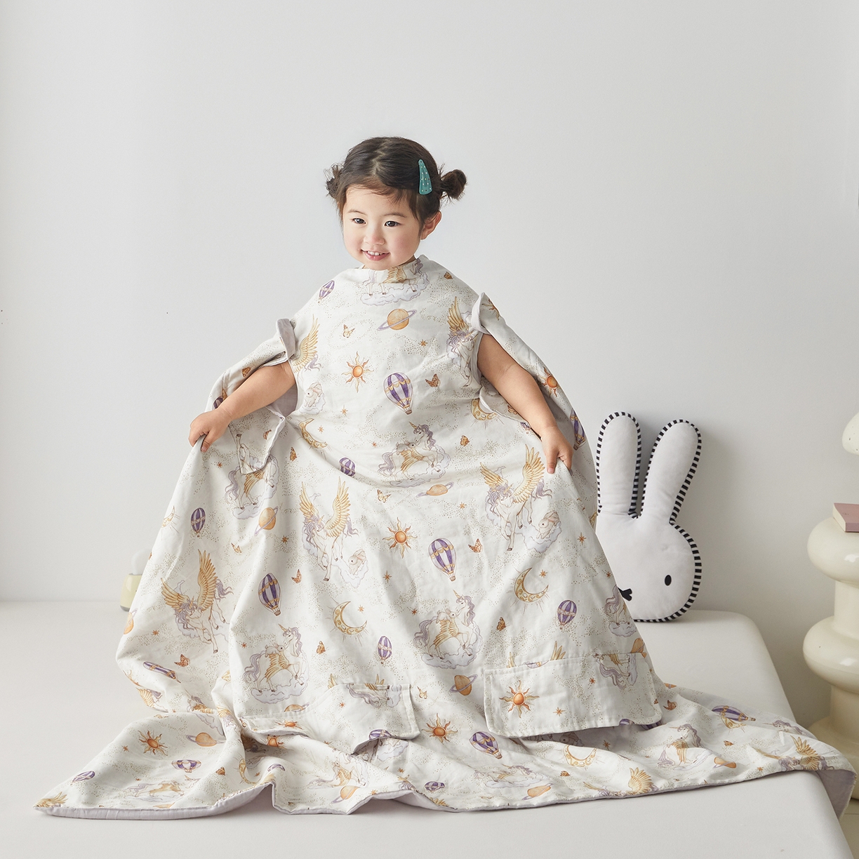 91家纺网 家纺一手货源 找家纺 荷马之梦 2026新款全棉纱布印花小版盖毯山茶蚕丝儿童拥抱防踢夏被-拥抱森林 天马逐风