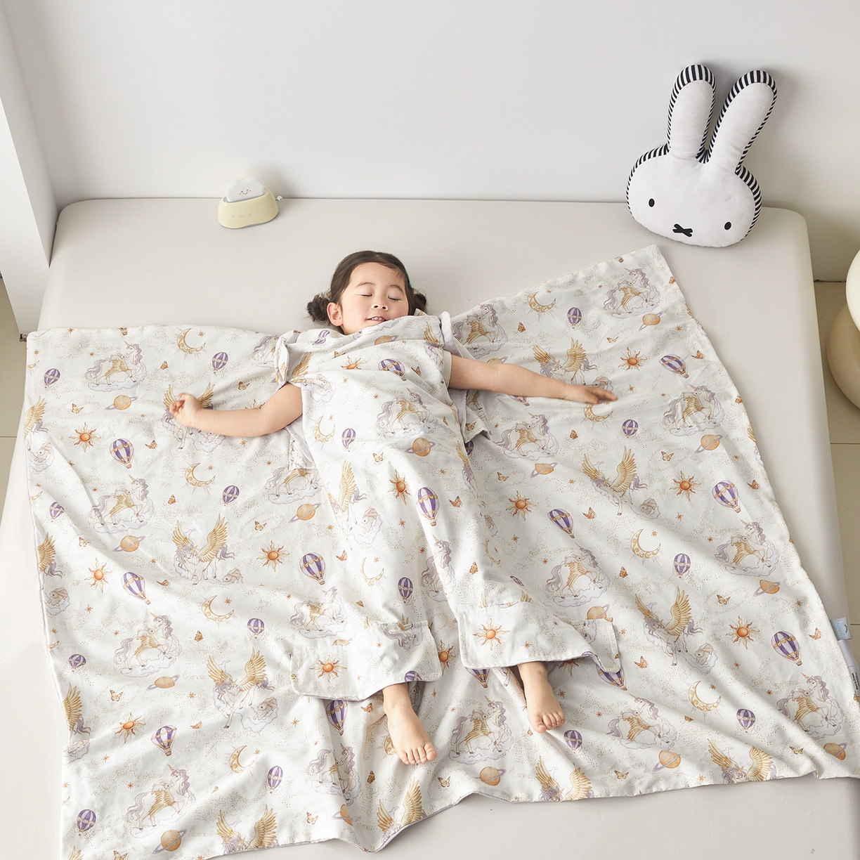 91家纺网 家纺一手货源 找家纺 荷马之梦 2026新款全棉纱布印花小版盖毯山茶蚕丝儿童拥抱防踢夏被-拥抱森林 天马逐风