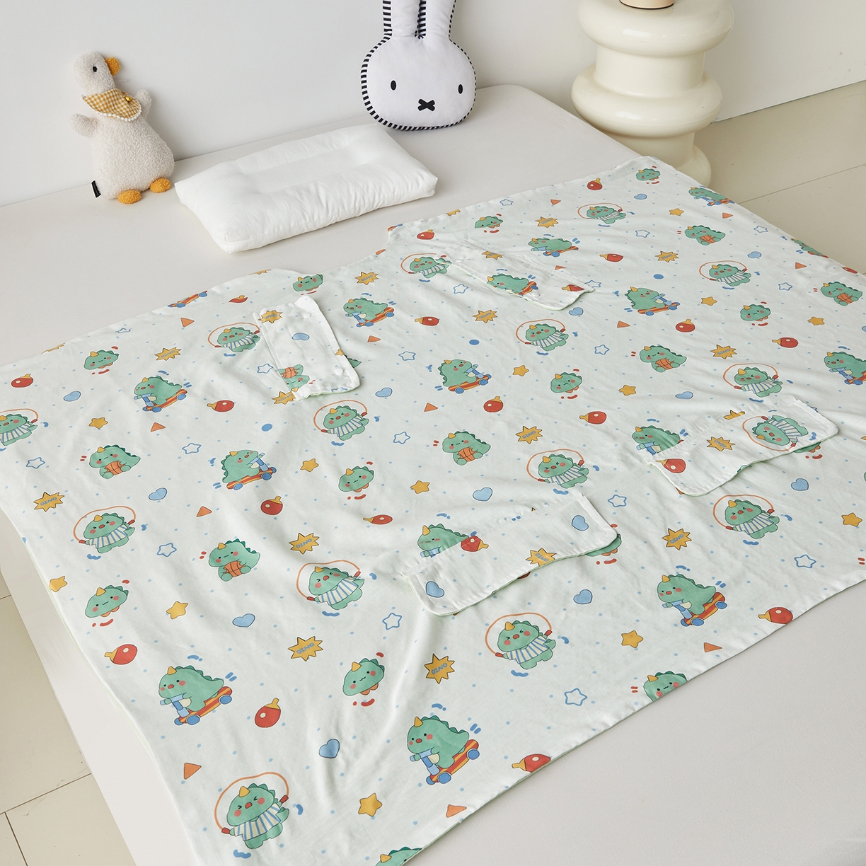 91家纺网 家纺一手货源 找家纺 荷马之梦 2026新款全棉纱布印花小版盖毯山茶蚕丝儿童拥抱防踢夏被-拥抱森林 运动恐龙