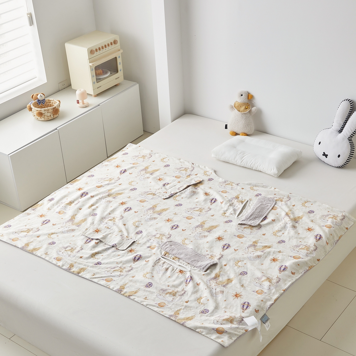 91家纺网 家纺一手货源 找家纺 荷马之梦 2026新款全棉纱布印花小版盖毯山茶蚕丝儿童拥抱防踢夏被-拥抱森林 天马逐风