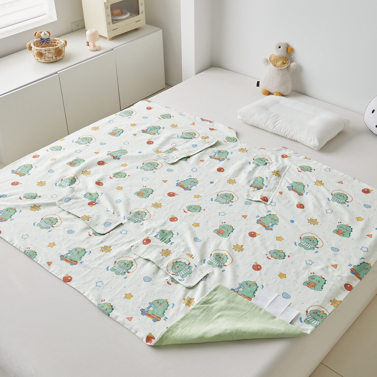 91家纺网 家纺一手货源 找家纺 荷马之梦 2026新款全棉纱布印花小版盖毯山茶蚕丝儿童拥抱防踢夏被-拥抱森林 运动恐龙