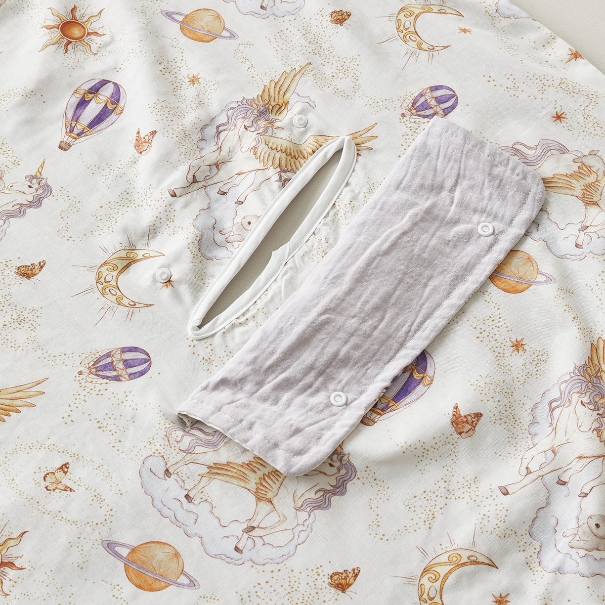 91家纺网 家纺一手货源 找家纺 荷马之梦 2026新款全棉纱布印花小版盖毯山茶蚕丝儿童拥抱防踢夏被-拥抱森林 天马逐风