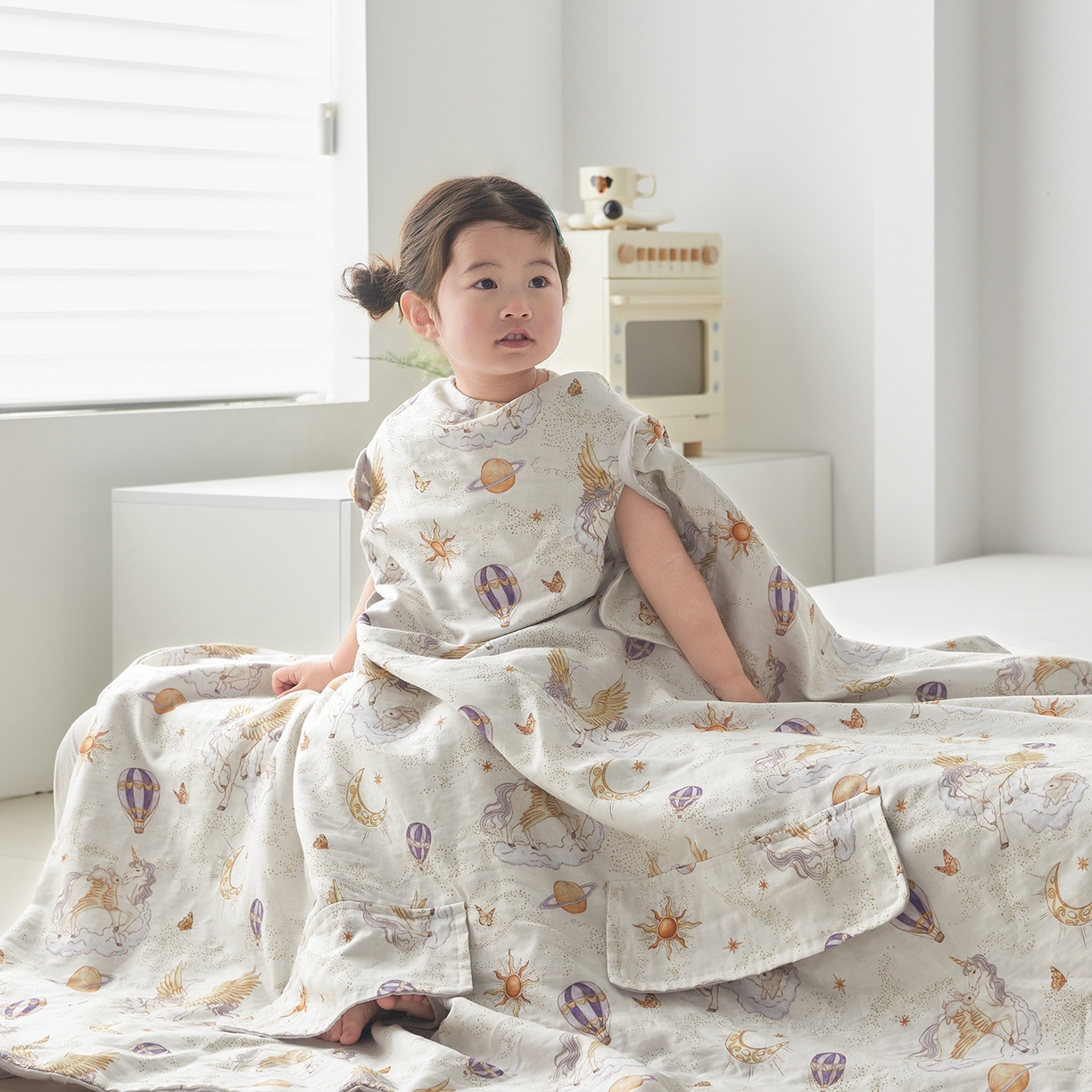 91家纺网 家纺一手货源 找家纺 荷马之梦 2026新款全棉纱布印花小版盖毯山茶蚕丝儿童拥抱防踢夏被-拥抱森林 天马逐风