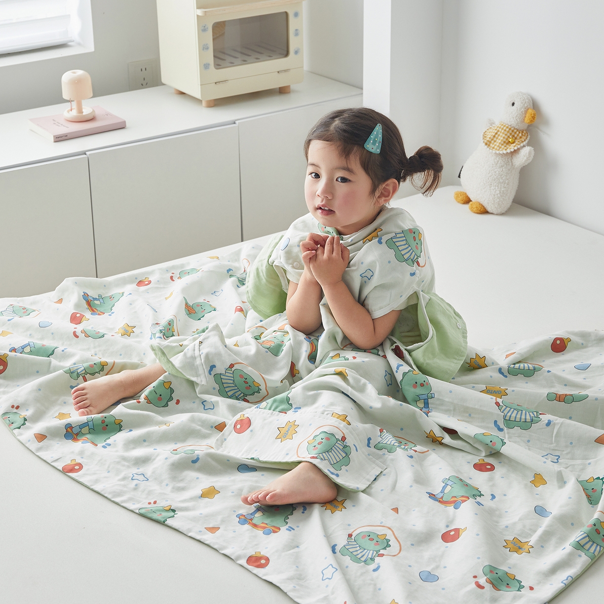 91家纺网 家纺一手货源 找家纺 荷马之梦 2026新款全棉纱布印花小版盖毯山茶蚕丝儿童拥抱防踢夏被-拥抱森林 运动恐龙