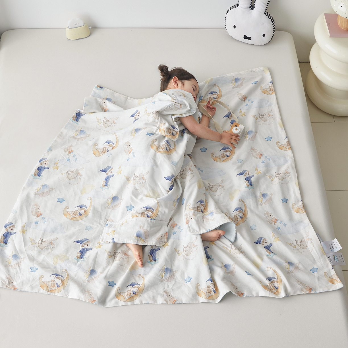 91家纺网 家纺一手货源 找家纺 荷马之梦 2026新款全棉纱布印花小版盖毯山茶蚕丝儿童拥抱防踢夏被-拥抱森林 星空游记