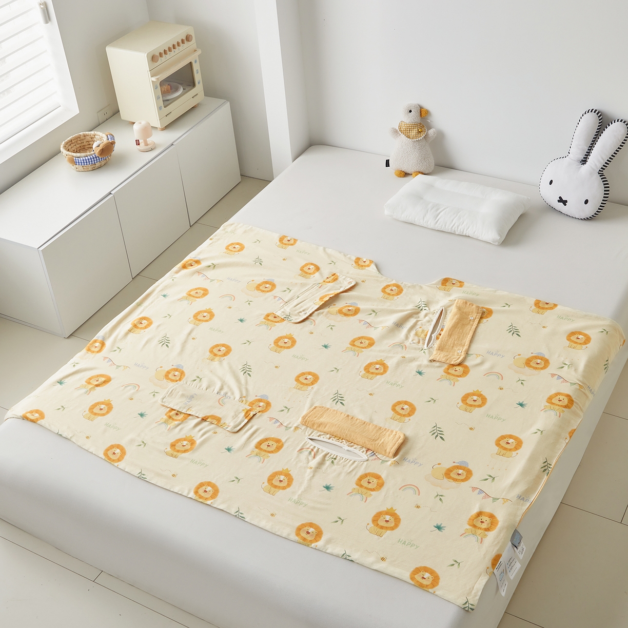 91家纺网 家纺一手货源 找家纺 荷马之梦 2026新款全棉纱布印花小版盖毯山茶蚕丝儿童拥抱防踢夏被-拥抱森林 萌狮派对