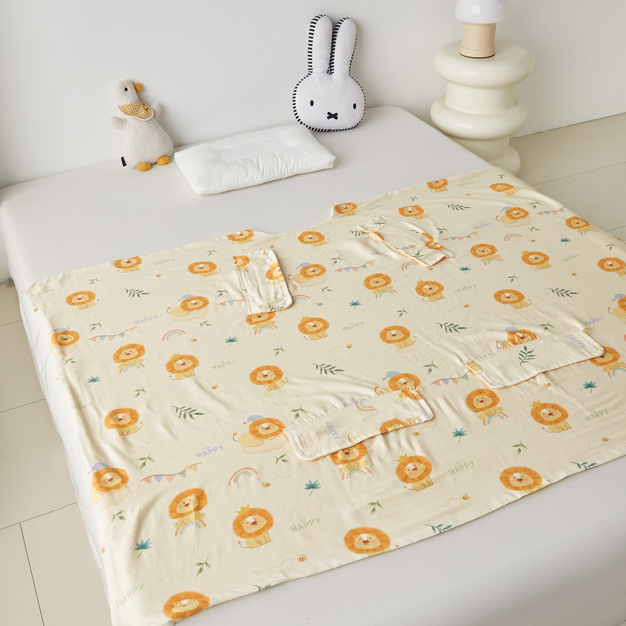 91家纺网 家纺一手货源 找家纺 荷马之梦 2026新款全棉纱布印花小版盖毯山茶蚕丝儿童拥抱防踢夏被-拥抱森林 萌狮派对