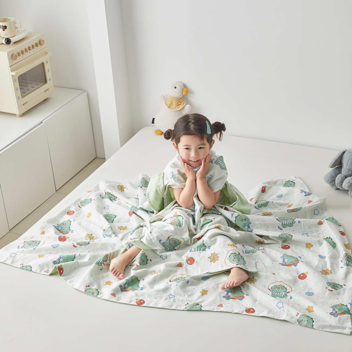 91家纺网 家纺一手货源 找家纺 荷马之梦 2026新款全棉纱布印花小版盖毯山茶蚕丝儿童拥抱防踢夏被-拥抱森林 运动恐龙