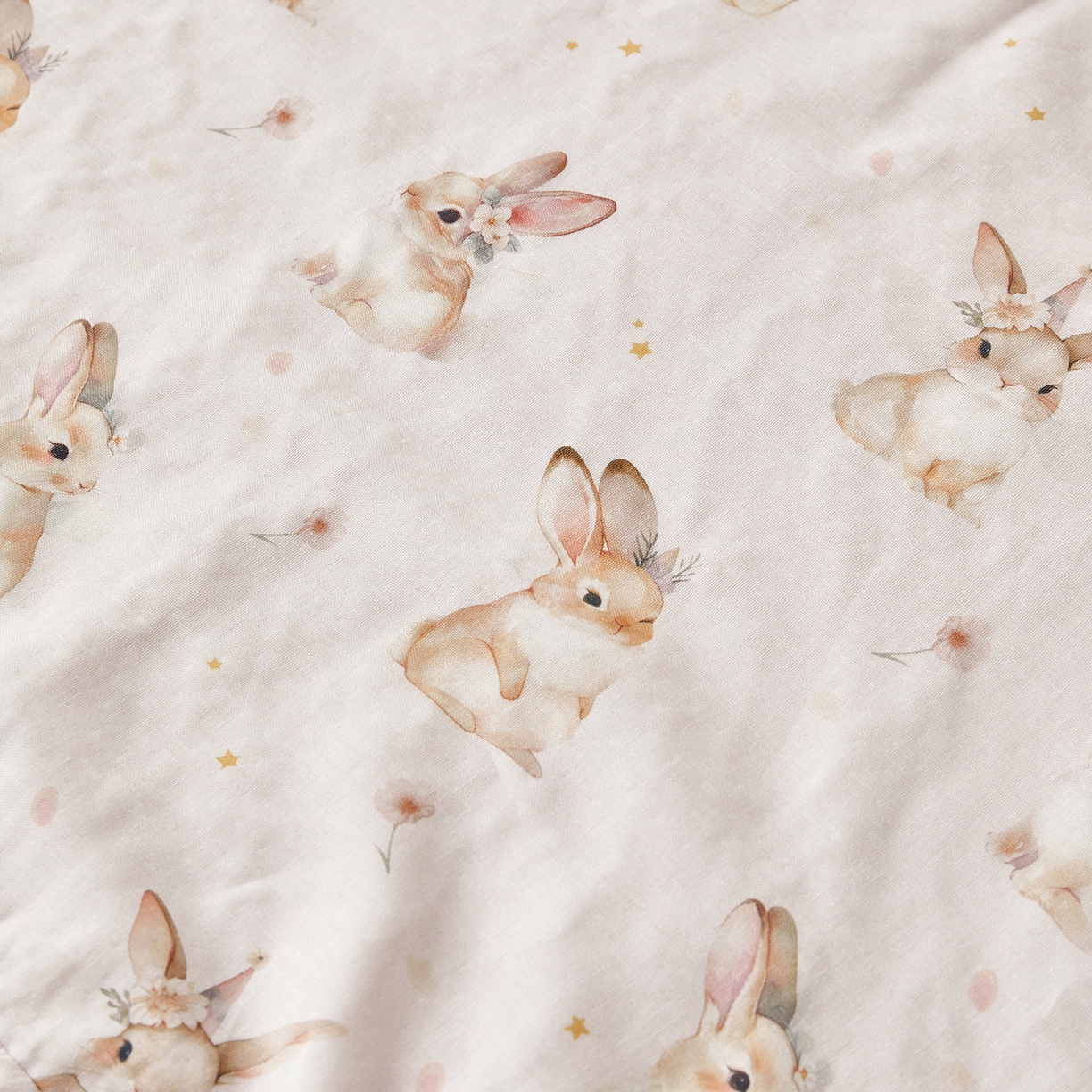 91家纺网 家纺一手货源 找家纺 荷马之梦 2026新款全棉纱布印花小版盖毯山茶蚕丝儿童拥抱防踢夏被-拥抱森林 天使小兔