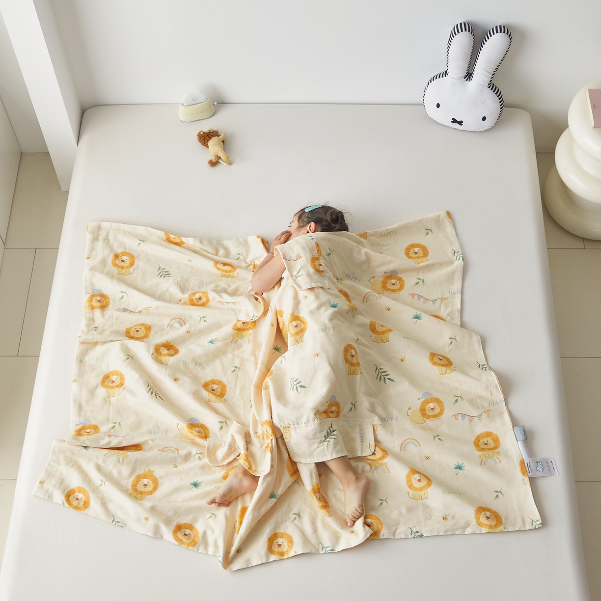 91家纺网 家纺一手货源 找家纺 荷马之梦 2026新款全棉纱布印花小版盖毯山茶蚕丝儿童拥抱防踢夏被-拥抱森林 萌狮派对