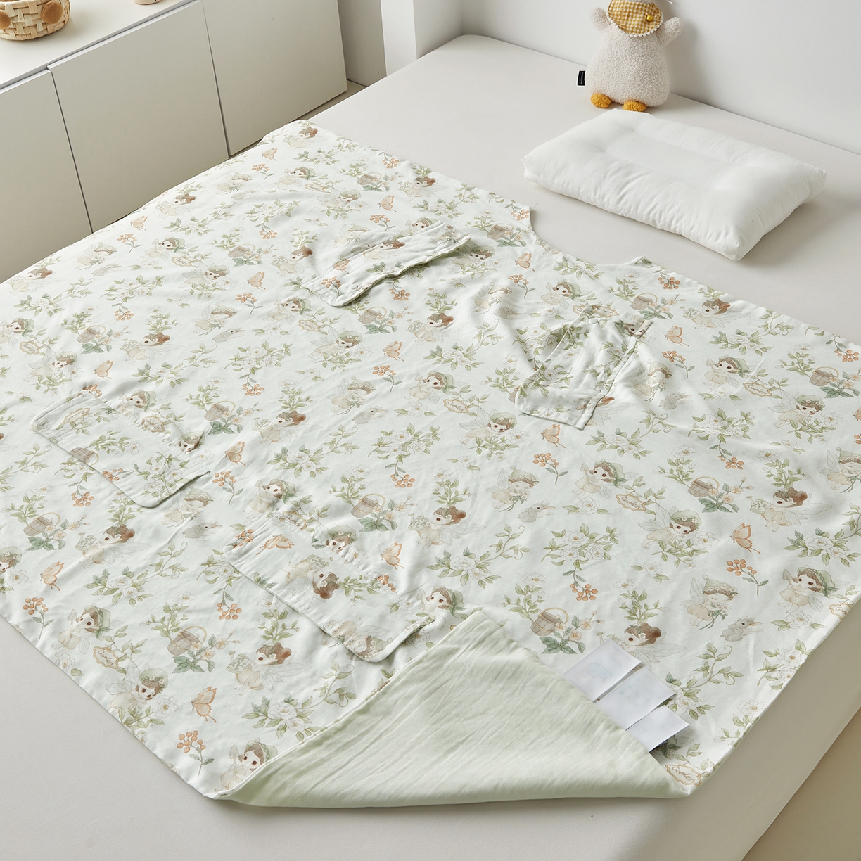 91家纺网 家纺一手货源 找家纺 荷马之梦 2026新款全棉纱布印花小版盖毯山茶蚕丝儿童拥抱防踢夏被-拥抱森林 茶园梦境