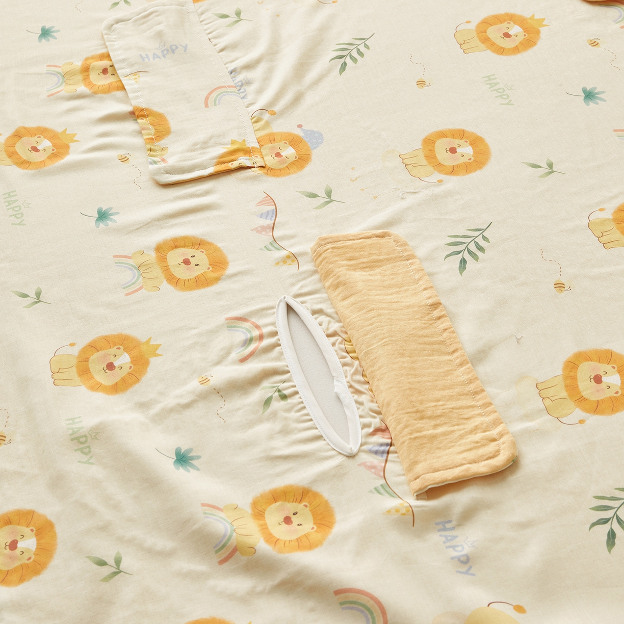 91家纺网 家纺一手货源 找家纺 荷马之梦 2026新款全棉纱布印花小版盖毯山茶蚕丝儿童拥抱防踢夏被-拥抱森林 萌狮派对