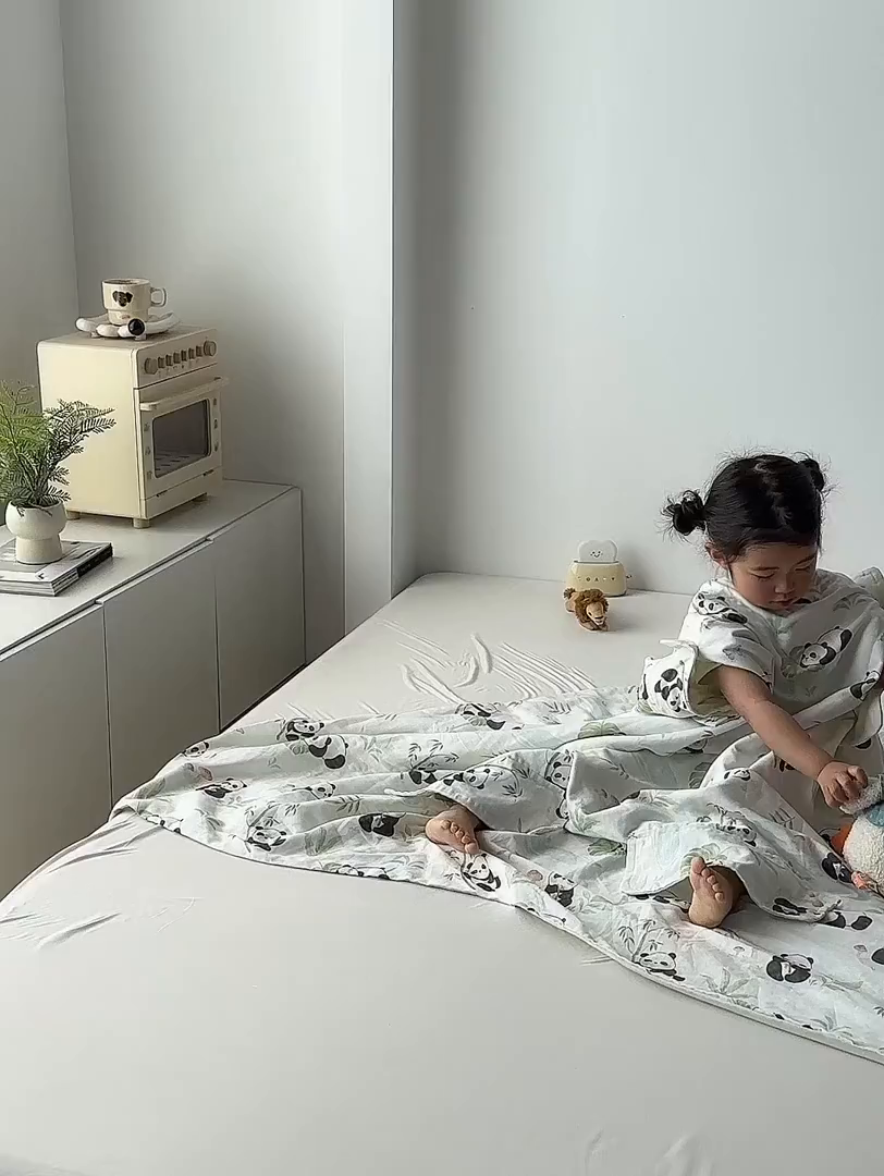 91家纺网 家纺一手货源 找家纺 荷马之梦 2026新款全棉纱布印花小版盖毯山茶蚕丝儿童拥抱防踢夏被-拥抱森林 萌趣熊猫