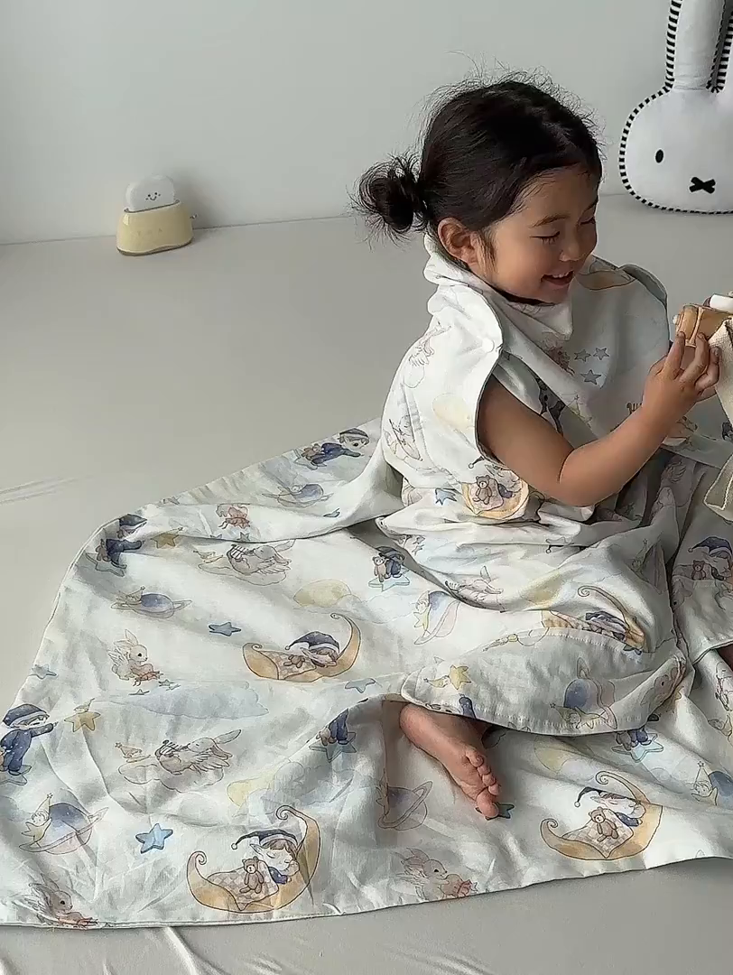 91家纺网 家纺一手货源 找家纺 荷马之梦 2026新款全棉纱布印花小版盖毯山茶蚕丝儿童拥抱防踢夏被-拥抱森林 星空游记