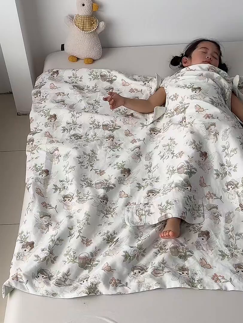 91家纺网 家纺一手货源 找家纺 荷马之梦 2026新款全棉纱布印花小版盖毯山茶蚕丝儿童拥抱防踢夏被-拥抱森林 茶园梦境
