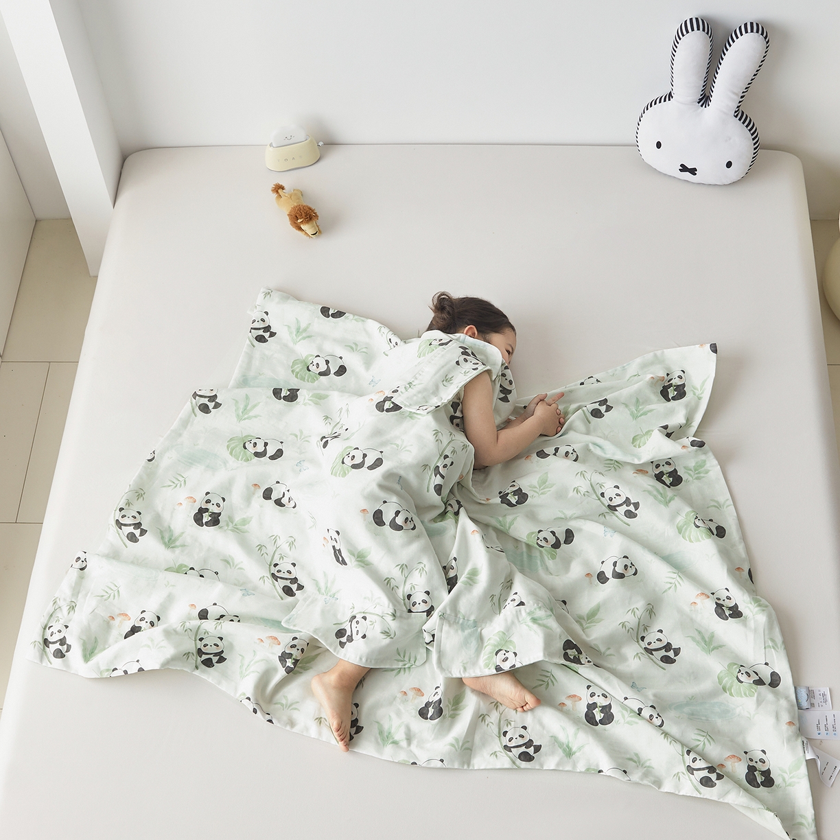 91家纺网 家纺一手货源 找家纺 荷马之梦 2026新款全棉纱布印花小版盖毯山茶蚕丝儿童拥抱防踢夏被-拥抱森林 萌趣熊猫