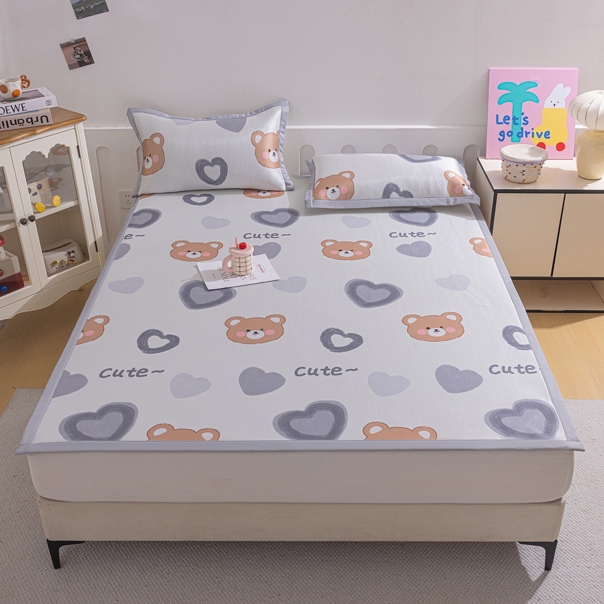 91家纺网 家纺一手货源 找家纺 小萌虎 2026新款碳光冰丝席平铺款床席款 爱心熊