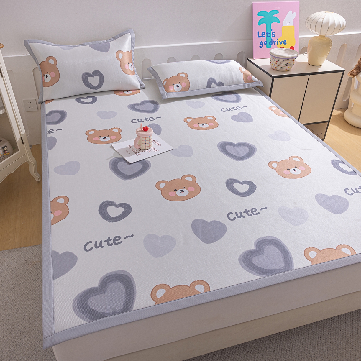 91家纺网 家纺一手货源 找家纺 小萌虎 2026新款碳光冰丝席平铺款床席款 爱心熊