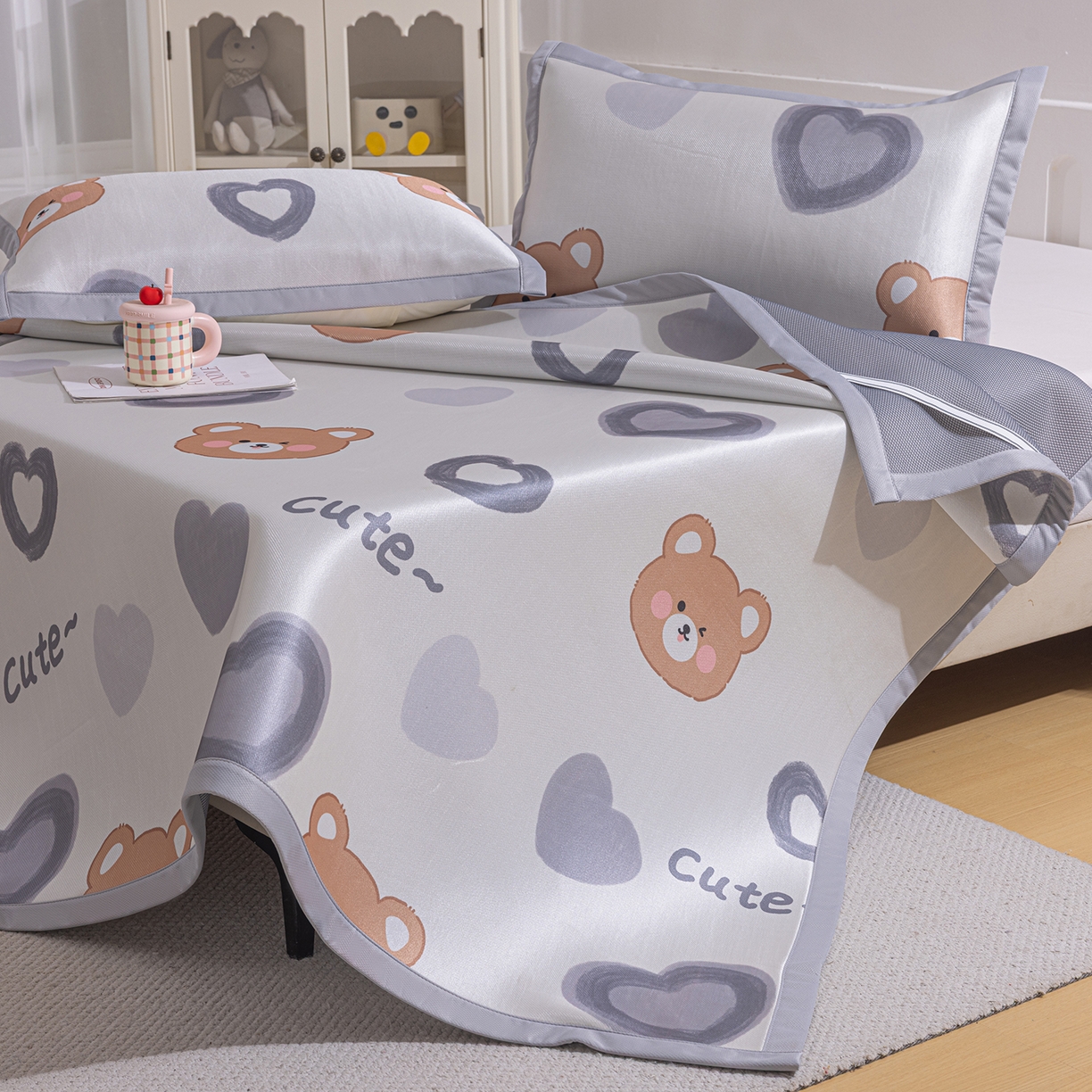 91家纺网 家纺一手货源 找家纺 小萌虎 2026新款碳光冰丝席平铺款床席款 爱心熊