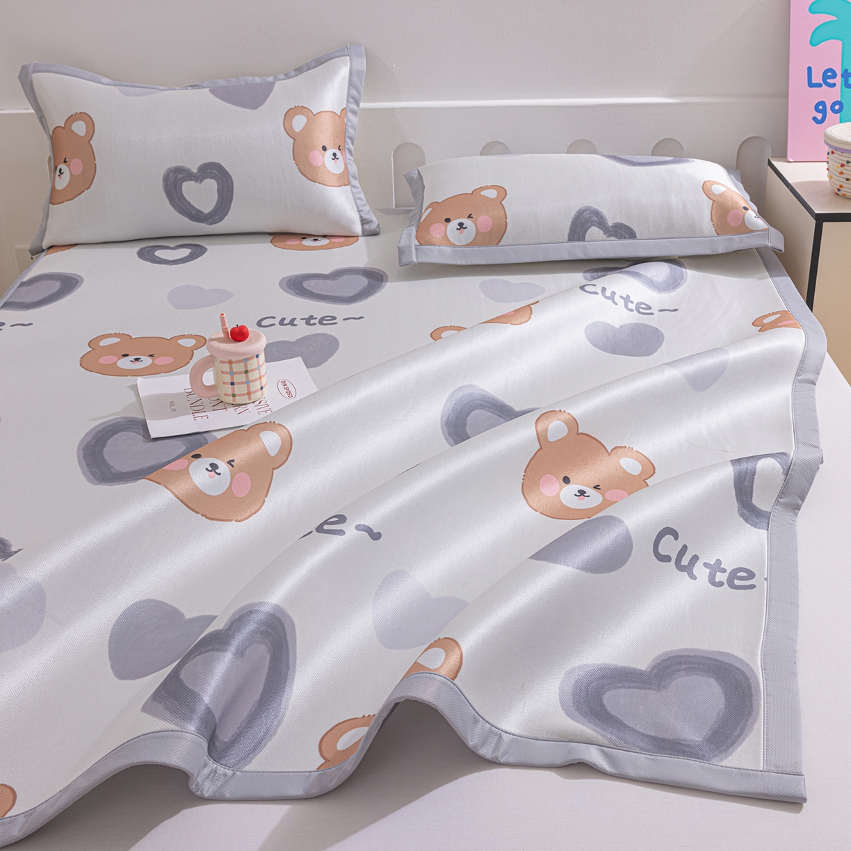 91家纺网 家纺一手货源 找家纺 小萌虎 2026新款碳光冰丝席平铺款床席款 爱心熊