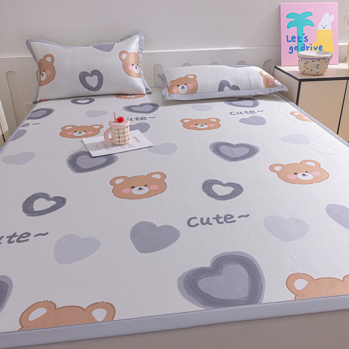 91家纺网 家纺一手货源 找家纺 小萌虎 2026新款碳光冰丝席平铺款床席款 爱心熊