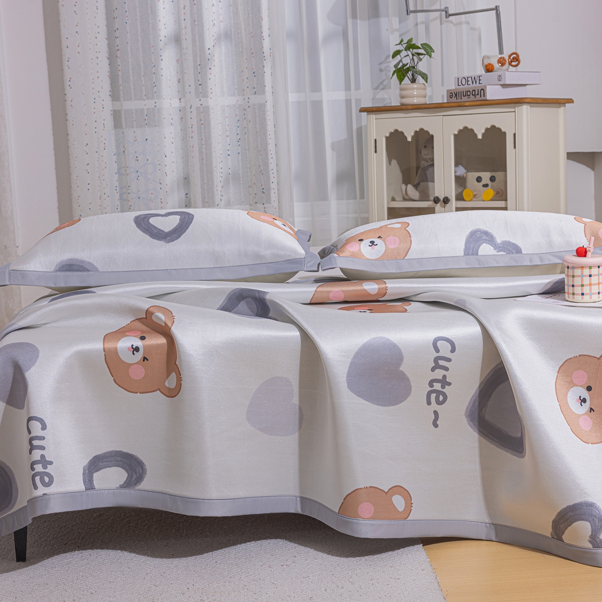 91家纺网 家纺一手货源 找家纺 小萌虎 2026新款碳光冰丝席平铺款床席款 爱心熊