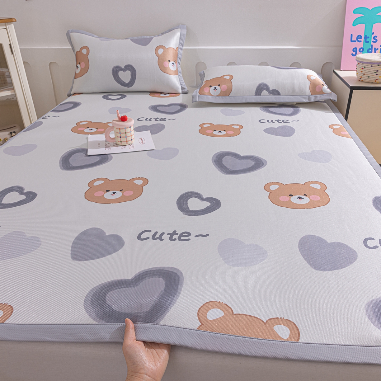 91家纺网 家纺一手货源 找家纺 小萌虎 2026新款碳光冰丝席平铺款床席款 爱心熊