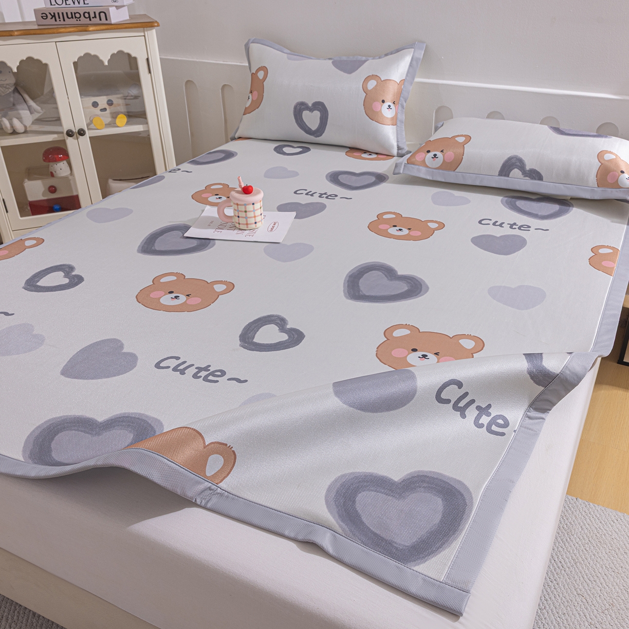 91家纺网 家纺一手货源 找家纺 小萌虎 2026新款碳光冰丝席平铺款床席款 爱心熊