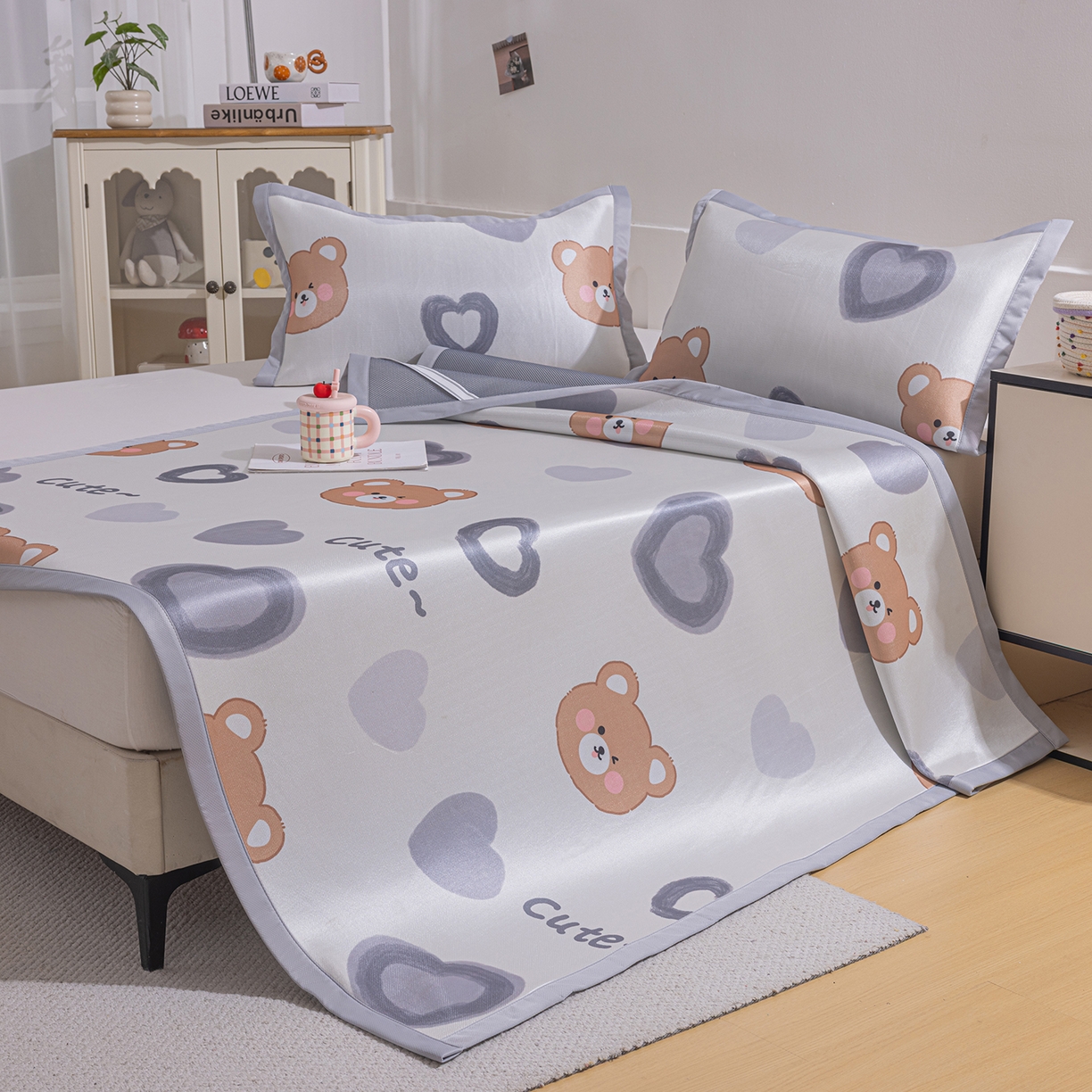 91家纺网 家纺一手货源 找家纺 小萌虎 2026新款碳光冰丝席平铺款床席款 爱心熊